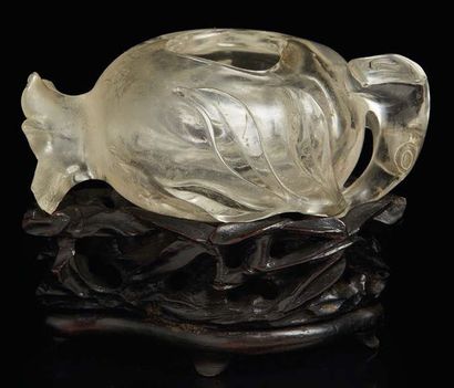 CHINE - XIXe siècle Lave-pinceaux en cristal de roche en forme de grenade dans son...