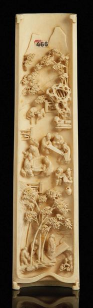 CHINE, Canton - Fin XIXe siècle Repose-poignet en ivoire sculpté de lettrés devisant...