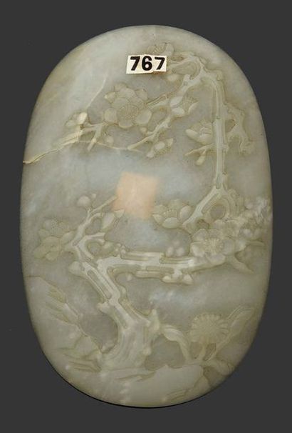 CHINE - XIXe siècle Plaque ovale en néphrite céladon sculptée en léger relief de...