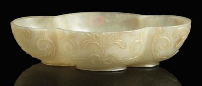 CHINE - XVIIIe/XIXe siècle Poly-lobed bowl in celadon nephrite with a light relief...