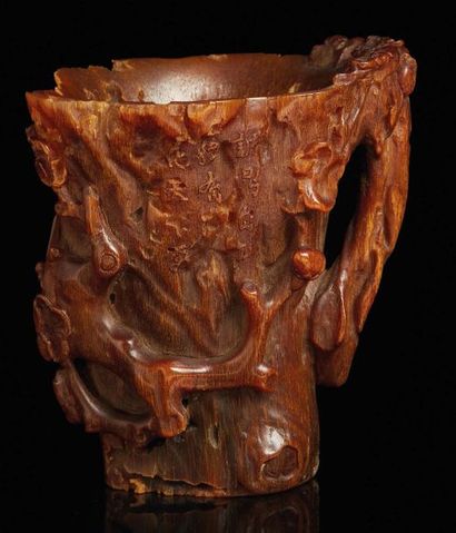 CHINE - XVIIIe siècle Coupe libatoire en corne de rhinocéros sculpté de pruniers...