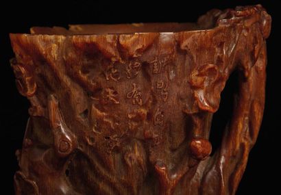 CHINE - XVIIIe siècle Coupe libatoire en corne de rhinocéros sculpté de pruniers...