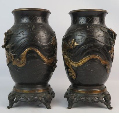 null JAPON, époque Meiji.

Paire de vases en bronze à patine brune et or à décor...