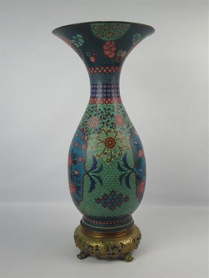 null JAPON, époque Meiji (1868-1912).

Vase à col évasé en cuivre et émaux cloisonnés...