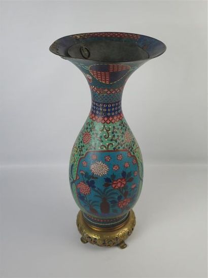 null JAPON, époque Meiji (1868-1912).

Vase à col évasé en cuivre et émaux cloisonnés...