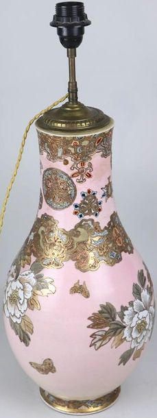 null JAPON, Satsuma.

Vase en céramique à décor floral sur fond rose.

Vers 1900,...