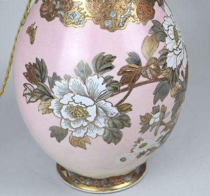 null JAPON, Satsuma.

Vase en céramique à décor floral sur fond rose.

Vers 1900,...
