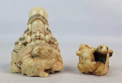null JAPON.

Deux netsuke en ivoire sculpté figurant Jurojin et son daim pour l'un,...