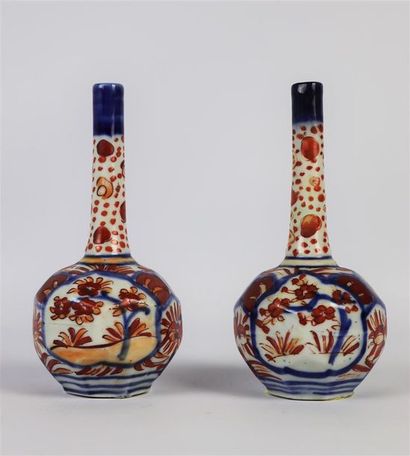 null JAPON.

Paire de vases à haut col en porcelaine à décor Imari.

Fin du XIXème...