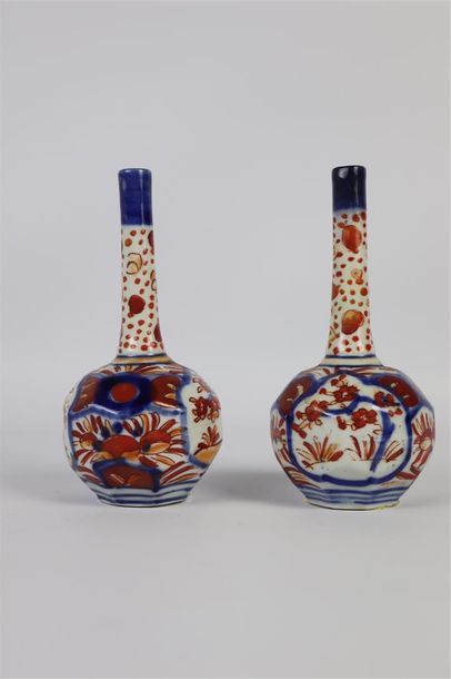 null JAPON.

Paire de vases à haut col en porcelaine à décor Imari.

Fin du XIXème...