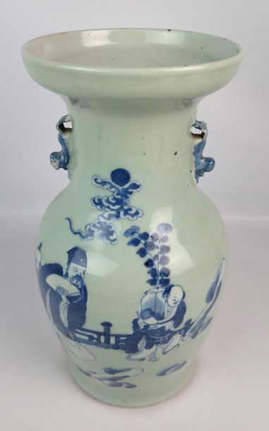 null CHINE.

Vase en porcelaine à décor en camaïeu bleu de personnages.

Fin du XIXème...