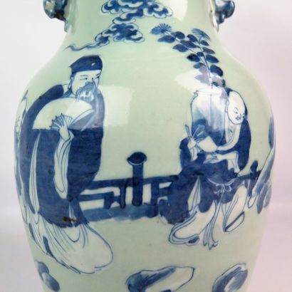 null CHINE.

Vase en porcelaine à décor en camaïeu bleu de personnages.

Fin du XIXème...
