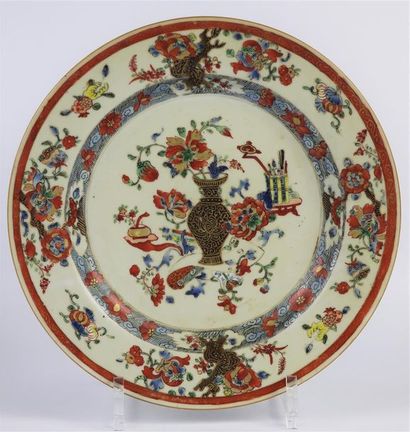 null CHINE.

Assiette en porcelaine figurant un vase fleuri et des instruments chinois.

XVIIIème...