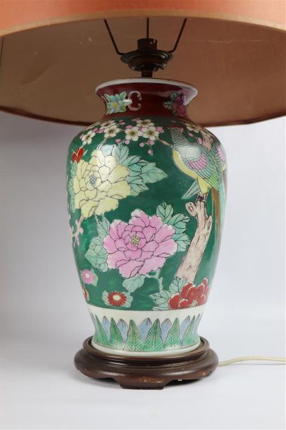 null CHINE.

Ensemble de quatre vases et pots couvert en porcelaine, montés en lampes....