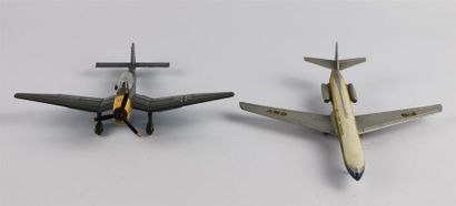 null Ensemble de deux avions Dinky Toys comprenant un Jumkers JU87B et une caravelle...
