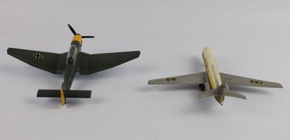 null Ensemble de deux avions Dinky Toys comprenant un Jumkers JU87B et une caravelle...