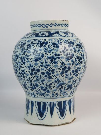 null DELFT.

Vase en faience à décor floral en camaïeu bleu.

XVIIIème siècle.

H_26,5...