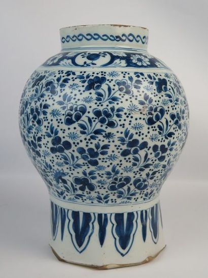 null DELFT.

Vase en faience à décor floral en camaïeu bleu.

XVIIIème siècle.

H_26,5...