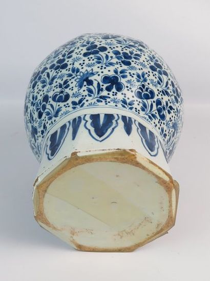 null DELFT.

Vase en faience à décor floral en camaïeu bleu.

XVIIIème siècle.

H_26,5...