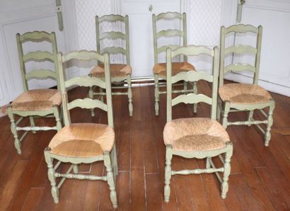 null Suite de six chaises paillées, laquées vert.

H_97.5 cm L_40.5 cm P_39 cm