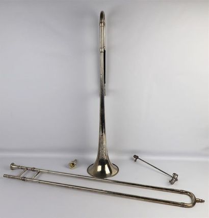 null Trombone à coulisse en métal argenté d'Antoine Courtois, 8 rue de Nancy à Paris.

Avec...