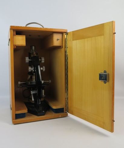 null NACHET Paris.

Microscope dans une caisse en bois.

H_33 cm 