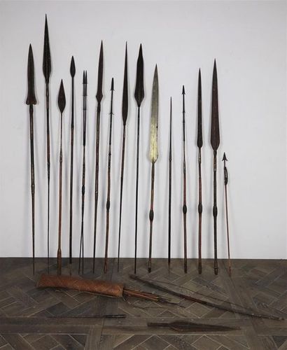 null AFRIQUE.

Collection de 15 lances, un carquois, un arc, des pointes et des flèches.

L_198...