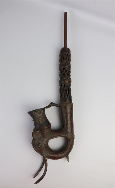 null Pipe africaine en bronze figurant un éléphant.

H_64.4 cm.

