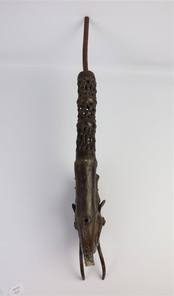 null Pipe africaine en bronze figurant un éléphant.

H_64.4 cm.

