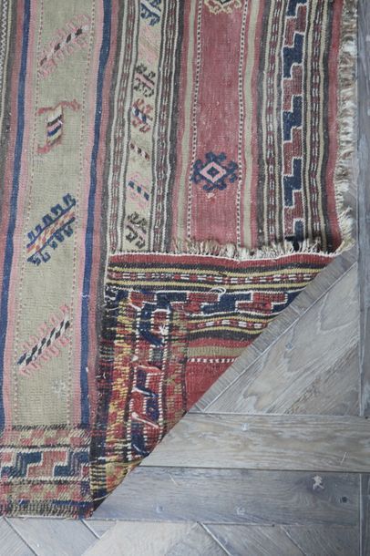 null Tapis galerie d'Orient en laine noué main à décor de bandes horizontales polychromes...