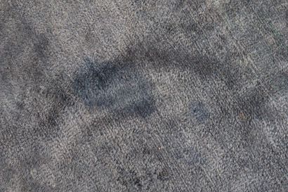 null Grand tapis en laine à fond uni bleu, encadré d'une bordure multiple sur fond...