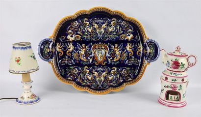 null GIEN et CLAMECY.

Grand plat à anses à décor Renaissance sur fond bleu, tisanière...