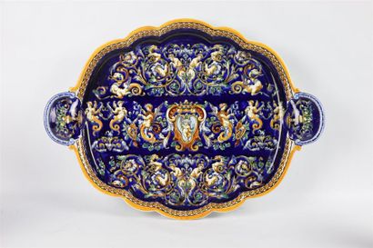 null GIEN et CLAMECY.

Grand plat à anses à décor Renaissance sur fond bleu, tisanière...