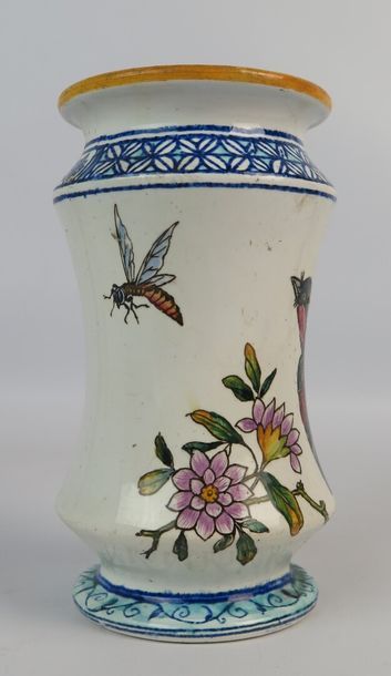 null GIEN.

Vase en forme d'albarello à décor d'oiseau, insecte et végétaux.

Marque...
