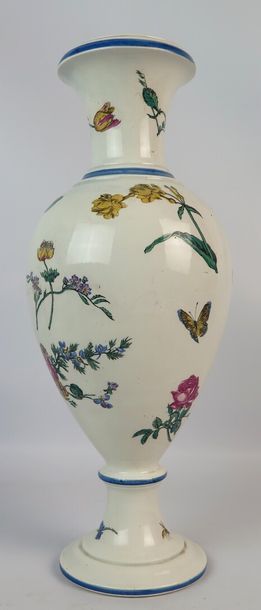 null GIEN.

Grand vase à fond blanc, à décor polychrome de végétaux et insectes.

Marqué...