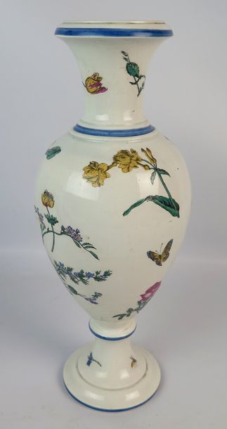 null GIEN.

Grand vase à fond blanc, à décor polychrome de végétaux et insectes.

Marqué...