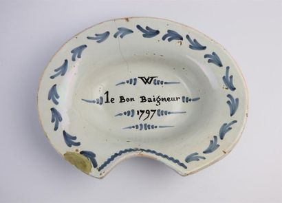 null NEVERS.

Plat à barbe en faience portant l'inscription "W le bon baigneur 1797".

XVIIIème...
