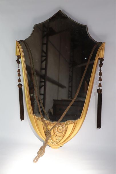 null Travail français des années 1925.

Miroir en bois sculpté et doré à décor de...