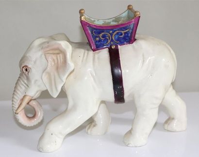 null Eléphant en faïence blanche et polychrome, portant sur son dos une nacelle.

Vers...