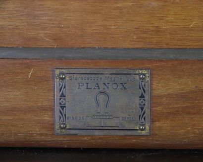 null Stéréoscope magnétique Planox sur son meuble à rideaux contenant des plaques...