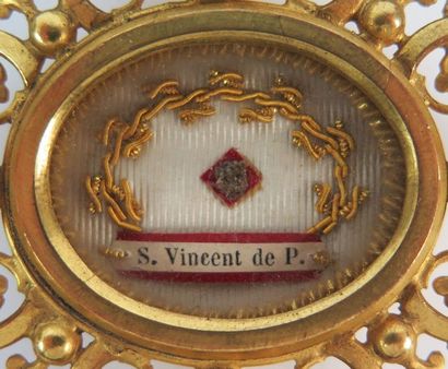 null Reliquaire en laiton contenant une relique de saint Vincent de Paul.

Le cadre...