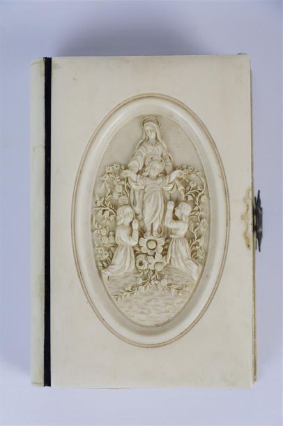 null Missel en ivoire sculpté figurant la Vierge et l'enfant Jésus.

Dijon, 1859.

H_12...
