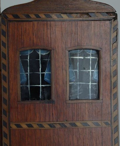 null Porte-montre en acajou, verre et bois plaqué. 

Seconde moitié du XIXème siècle.

H_44.5...