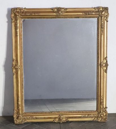 null Miroir en bois et stuc doré à décor de médaillons et fleurettes.

XIXème siècle.

H_89...