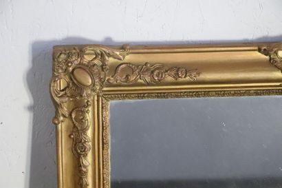 null Miroir en bois et stuc doré à décor de médaillons et fleurettes.

XIXème siècle.

H_89...