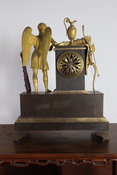 null Pendule en bronze doré, ciselé et patiné brun figurant Hercule et le lion de...