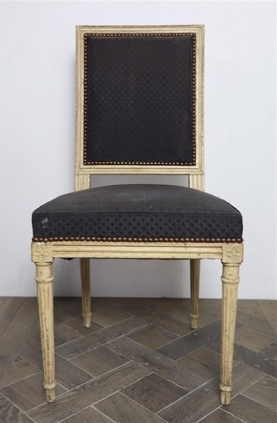 null Suite de huit chaises en bois mouluré et sculpté, laqué blanc, à décor de cannelures.

Style...