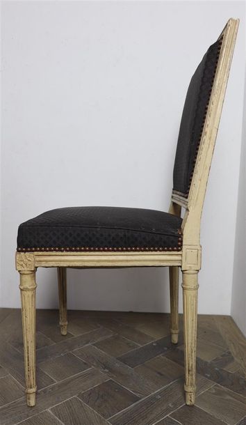 null Suite de huit chaises en bois mouluré et sculpté, laqué blanc, à décor de cannelures.

Style...