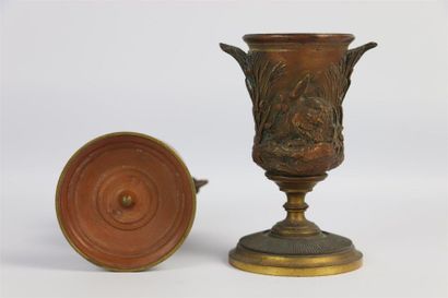 null Jules MOIGNEZ (1835-1894).

Paire de vases en bronze à décor de lapins et rapaces,...
