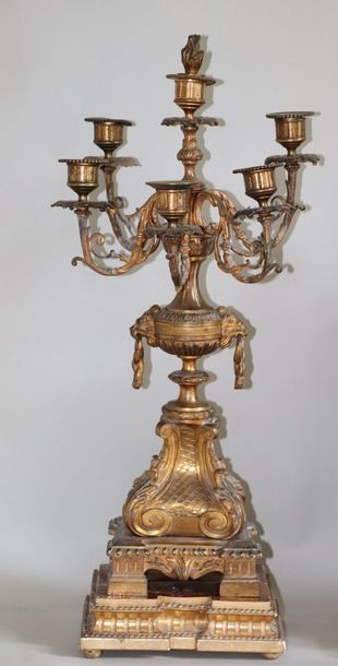 null Garniture de cheminée en bronze comprenant une pendule et une paire de candélabres,...